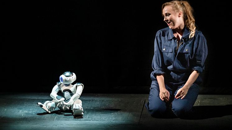 Sofie Asplund och roboten Elsa