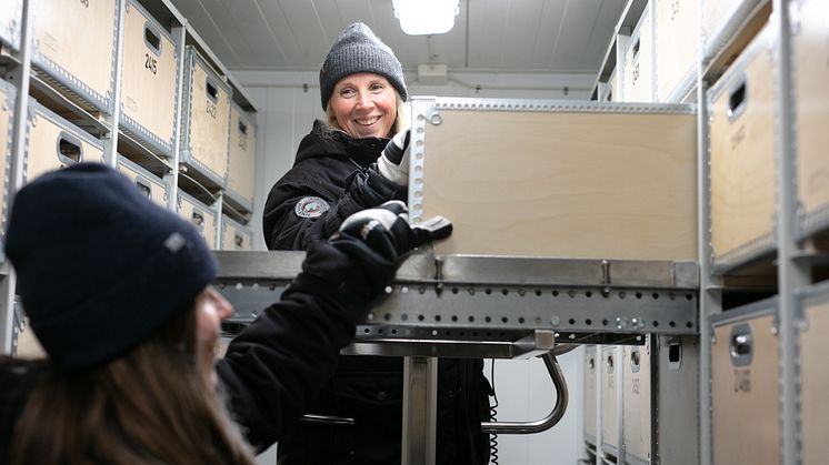 I Miljöprovbanken på Naturhistoriska riksmuseet finns 400 000 prover från fåglar, fisk och däggdjur tillgängliga för att studera förekomsten av miljögifter över tid. På bilden Sara Danielsson, Intendent på Enheten för forskning och miljöövervakning.