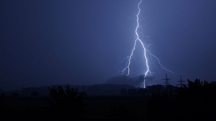 Blitzeinschläge in das Stromnetz wie in der vergangenen Unwetternacht führen zu kurzen Überspannungen und können dabei Kabel beschädigen.