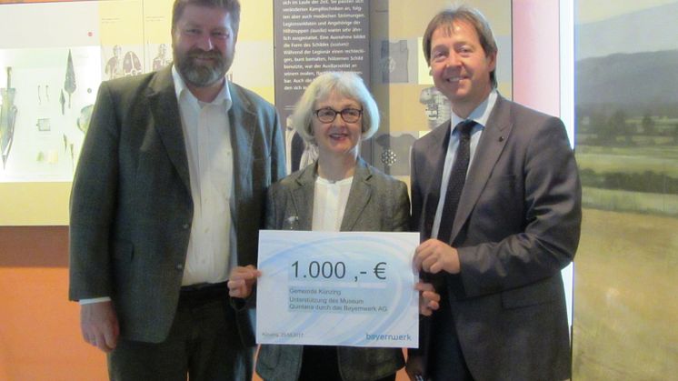 Bayernwerk-Kommunalbetreuer Seebauer (r.) übergab die Spende im Beisein von Bürgermeister Feuerecker (l.) an Museumsleiterin Dr. Bayer-Niemeier (M.).