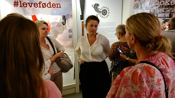 GERILJALEDER: Anja Cecilie Solvik, initiativtaker og tidligere leder av Bunadsgeriljaen, var til stede på Kongsvinger da utstillingen åpnet. Foto: Mona Pedersen