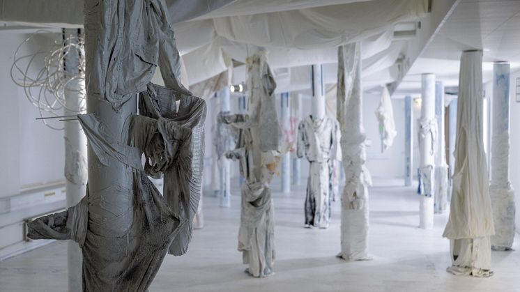 Marja Kolu, "Kaikki katoaa valkoiseen" (2024), Muutos.art-taidetalo, Tampere. Kuva: Ilkka Vuorinen & Kiia Haikola