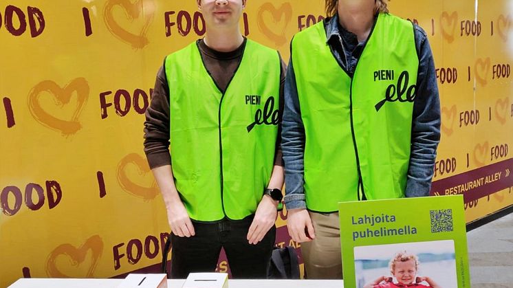 Yli 10 000 vapaaehtoista lipasvahtia keräsi lahjoituksia vammaisille ja pitkäaikaissairaille eduskuntavaalien äänestyspaikoilla. Kuva: Uudenmaan munuais- ja maksayhdistys Uumu ry