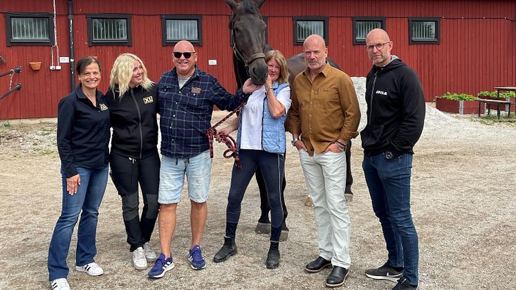 En glädjens dag för Fagersta Ryttarklubb. På plats var Maria Mellström, XL-BYGG, Jonna Nordin, platschef XL-BYGG Smedjebacken för att överraska Per och Eva Julin, Fagersta Ryttarklubb, i sällskap av Hans Fahlén och snickare Jens Pettersson.