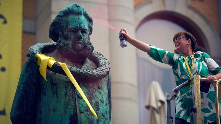 Teatersjef Hanne Tømta legger tradisjonen tro kransen rundt Ibsen-statuen foran Nationaltheatret. (Foto: Øyvind Eide)