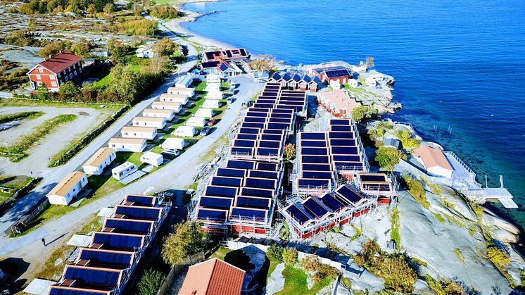 År 2019 invigdes 86 separata takytor med solcellspaneler på Ramsviks Stugby & Camping i Hunnebostrand. De gör att Ramsvik är självförsörjande på energi sett över helåret.