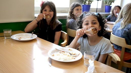 Emma Al Samarrai och Margot Derhej går i ettan på Bjurslättsskolan. Foto: Reko gårdar