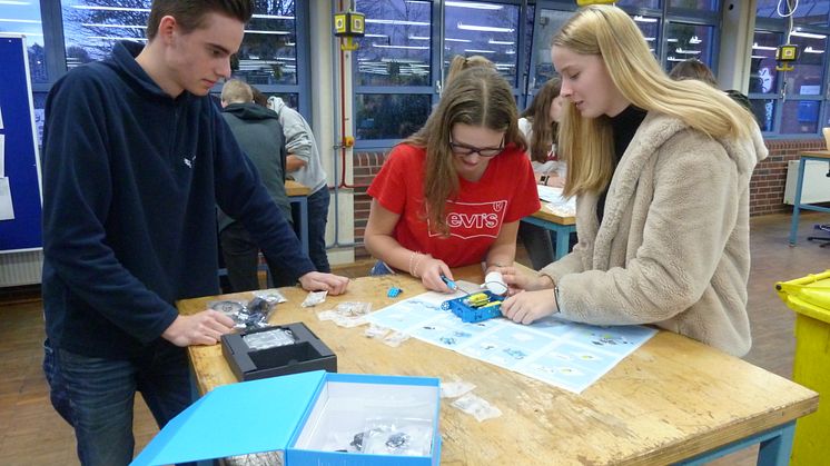 WWE- Auszubildender Mark Hindersen,  Charleene Gallwas und Benita Horstmeier vom Freiherr vom Stein Gymnasium Bünde bauen in der Ausbildungswerkstatt einen Mini-Roboter (v. l.).