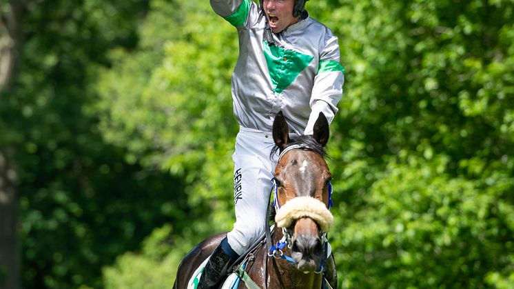Her Him - Svenskt Grand National 2022