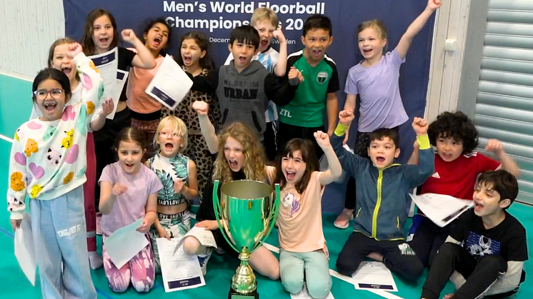 En grupp barn som fått prova på innebandy med en förening genom Lilla VM.
