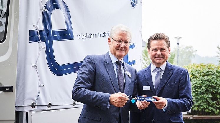 Wiehl is the first city in Germany to use BPW’s innovative electric axle drive eTransport. Mayor Ulrich Stücker accepted the converted Mercedes Benz Vario from BPW’s personally liable managing partner Michael Pfeiffer (left)