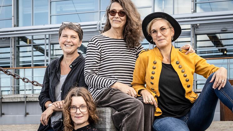 Operan är skriven av Johanna Fridolfsson (till vänster) och Malin Aghed (till höger) för regi står Emelie Sigelius (nederst i bild). Författare till boken Sandvargen är Åsa Lind (i mitten).