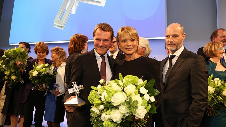 Felix Burda Stiftung verleiht Daniel Bahr den Milestone Award. Engagement von Uschi Glas und Erol Sander gewürdigt.