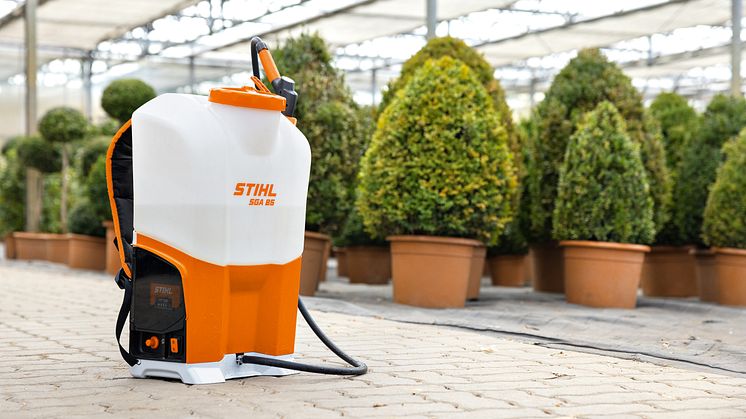 Maskinen har lav vekt og støy takket være batteridriften. SGA 85 kan dessuten kobles til den nettskybaserte løsningen STIHL Connect for bedre oversikt over maskinparken.