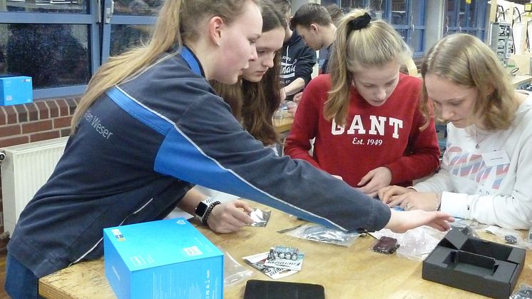 WWE- Auszubildende Melina Kramer, Marie-Julie Hartmann, Madlena Markus und Anika Pfennings vom Gymnasium St.Xaver bauen in der Ausbildungswerkstatt einen Mini-Roboter. (v. l.)