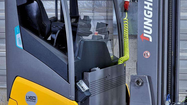 Inbyggd laddare för skjutstativtrucken ETV 216i 