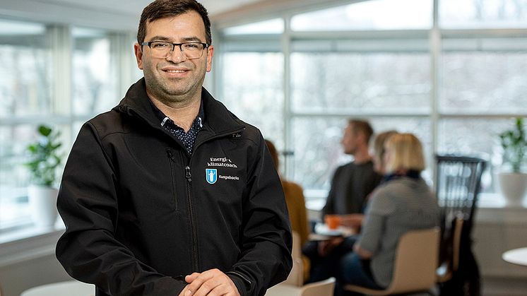 Ali Zeraatkar jobbar som energi- och klimatrådgivare i Kungsbacka kommun och är glad att det stora intresset leder det till bestående nytta för både plånboken och klimatet när man gör smarta och hållbara val inom energiområdet.