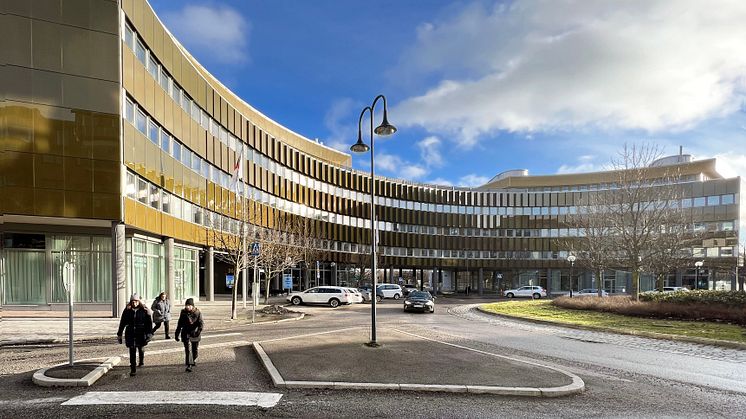 Fasaden mot Sofia Magdalenas Plats i Frösunda. Fotograf: Roger Spetz, Gatun Arkitekter.