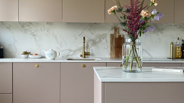 Den kreativa och professionella Vivian Nick @vivianvalpuri puderrosa kök med bänkskivor i Dekton Entzo