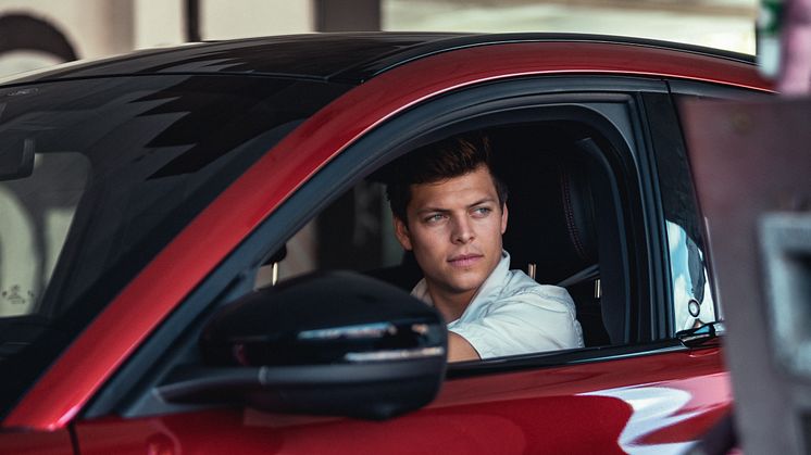 Fernisering: Alex Høgh i Mach-E