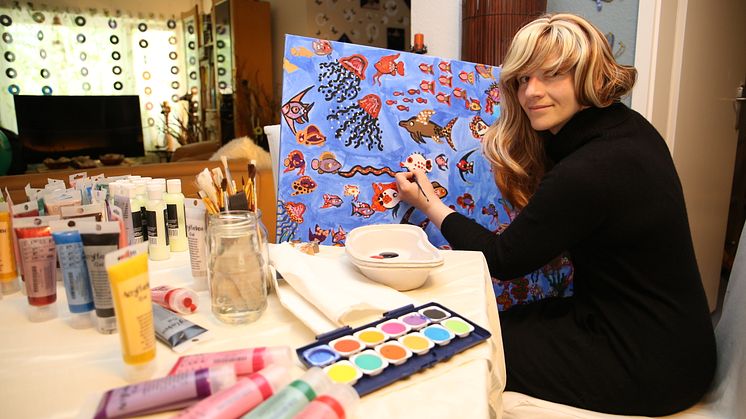 Malen: Angelika R.* bei ihrem liebsten Hobby, dem Malen.