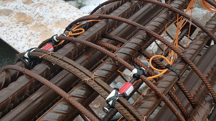 Tøyningsmålere og inklinometer ble etablert på en av søylene før støp i 2018.