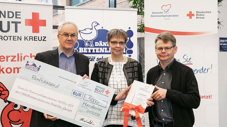 Foto: v.l.: Ole N. Nielsen (Geschäftsleitung DÄNISCHES BETTENLAGER), Helga Spehr (Stammzellspendenbeauftragte, DRK-Institut für Transfusionsmedizin, Schleswig), Igor Steinle (ärztlicher Entnahmeleiter, DRK-Institut für Transfusionsmedizin, Schleswig)