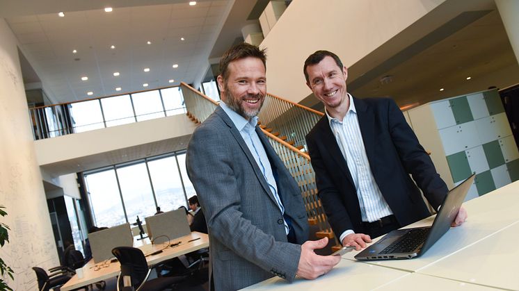 Markedsdirektør Baard Haakensen (til venstre) og direktør Thomas Mathisen i Digipost gleder seg til å bidra til digitaliseringen av fakturaer i Norge. Foto: Birger Morken, Posten Norge