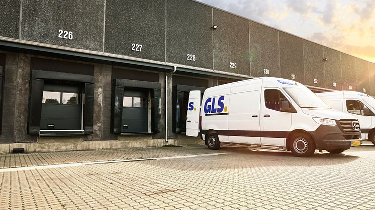 GLS varevogn holder klar ved depot Mercedes sprinter