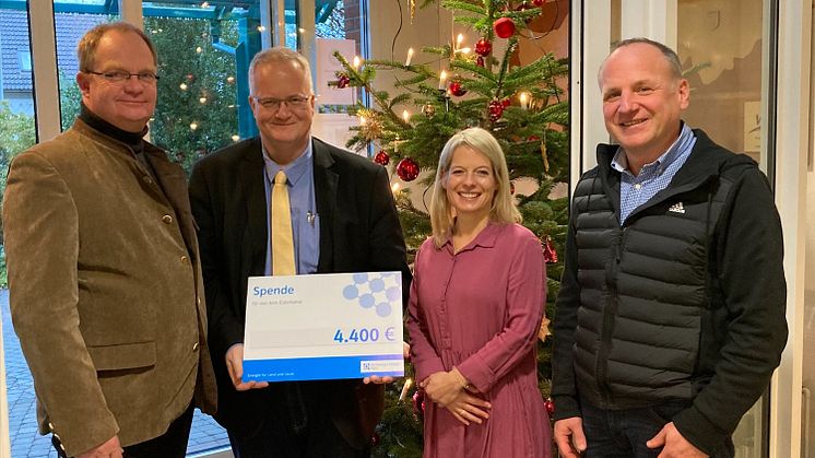 Hans-Georg Volquardts, Amtsvorsteher Amt Eiderkanal; Jan Rüther, Fachbereichsleiter Finanzen; Anne Nielsen, Kommunalbetreuerin bei SH Netz und Matthias Nickels, Netzcenterleiter Fockbek von SH Netz (v.l.) bei der Spendenübergabe im Amt Eiderkanal.