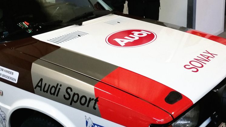 Toni Hansen og Per Brodersen foran deres Audi 80