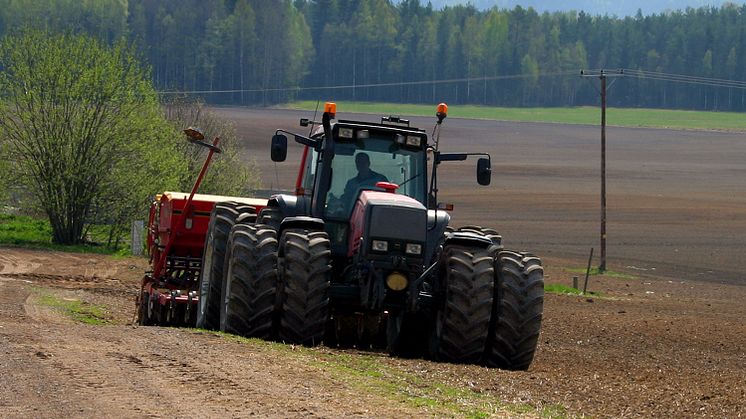 2004 Traktor med såmaskin i vårbruket, foto X