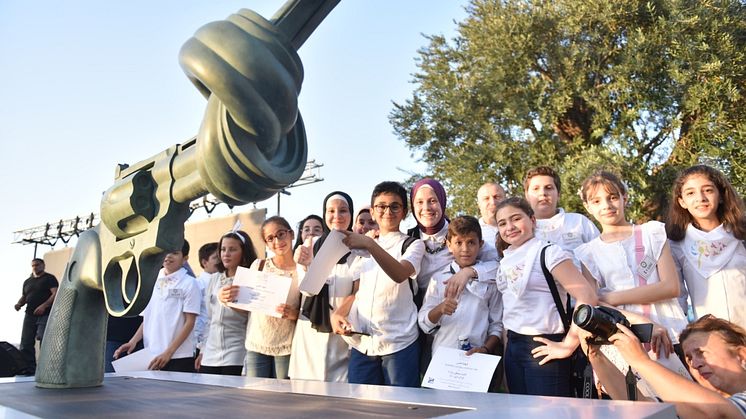 The knotted gun sculpture was unveiled, under the patronage of the Prime Minister Mr. Saad Hariri represented by the Minister of Culture Mr. Ghattas Khoury, with the participation of officials, ambassadors, artists, students.