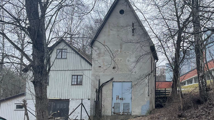 Trafostasjonen fotografert i 2022 før oppussing. 
