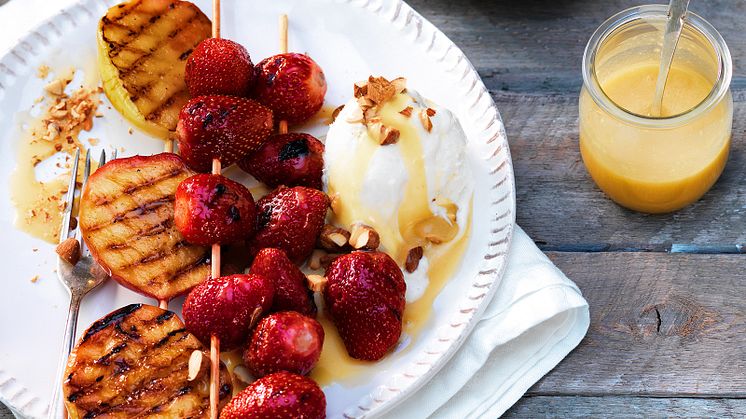 Grillat fruktspett med hemlagad kolasås av Västerbottenost®. Foto Paul Allan