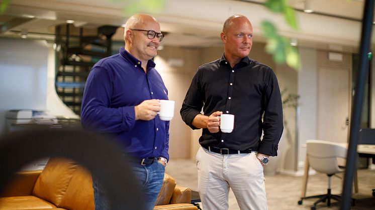 Hakon Lærum og Kolbjørn Stuvebakken i sosial sone på Kontorhuset i Asker. 