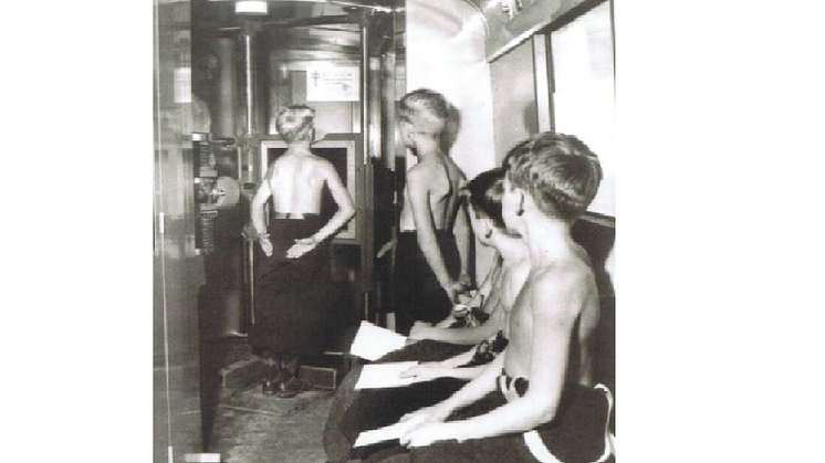 Hjärt-Lungfonden grundades redan 1904 under namnet Svenska Nationalföreningen mot Tuberkulos. I bussar med bildskärmar genomfördes tre miljoner undersökningar i kampen mot TBC. På bilden ses unga pojkar som väntar på att bli undersökta.