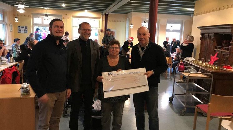 Bürgermeister Heiko Manz, Pfarrer Reinhard Keller, Daniela Möller und Frank Radu (von links) bei der Scheckübergabe an das Nachbarschaftsnetzwerk in Jesberg.