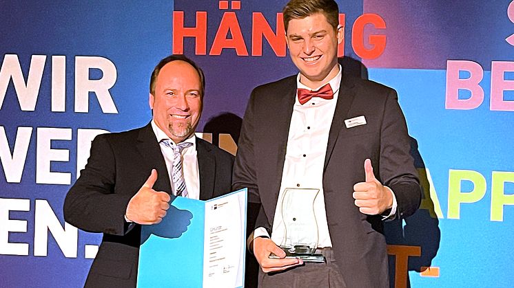 Ausbilder Arne Stöhlmacker (l.) und Preisträger Daniel Risbjerg feierten gemeinsam bei der Landesbestenehrung.
