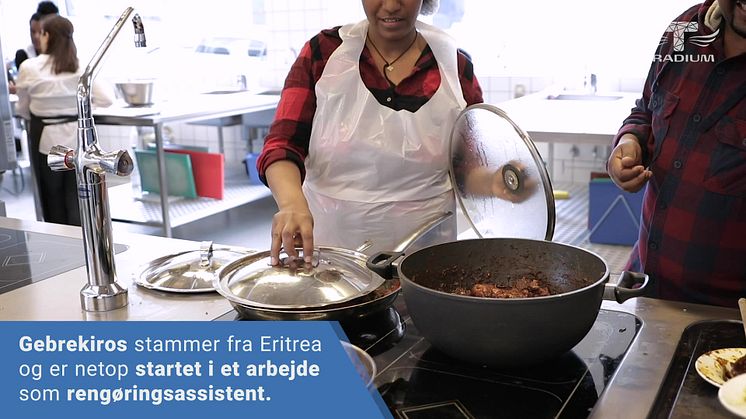 Sprogundervisning imellem køkkengryder og karklude