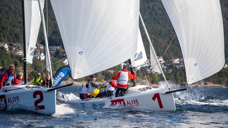 SEILSPORTSLIGA: Ran Seilforening (til høyre) stiller med et av de yngste lagene i seilsportsligaen når den innledes i Oslo 7. og 8. mai. Her seiler de mot tittelforsvarerne fra Åsgårdstrand (til venstre) som vant eliteserien i 2021.
