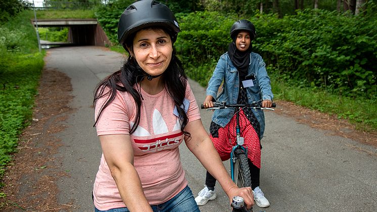 Amira Nehelly och Anab Hassan tränar cykelbalansen på kursens första kväll.