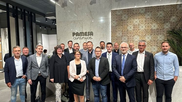 Die Mitglieder der TUC und Mitarbeiter der hagebau zusammen mit Toni Gascó (6. v. re.), Verkaufsleiter Pamesa Cerámica, und Vicente Roca (4. v. re.), Exportleiter Pamesa Cerámica, während ihres Besuchs der Cersaie in Bologna  Foto: hagebau (Abdruck h