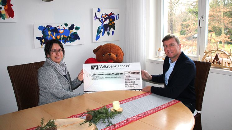 Kerstin Stadler nimmt den Spendenscheck  von Michael Schmelzle von der GSB Haungs GmbH entgegen