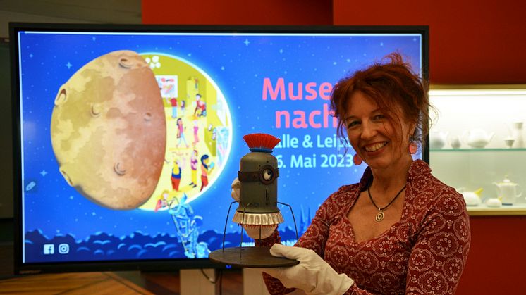 Anett Lamprecht (GRASSI Museum für Angewandte Kunst) zeigt eine Tiefseekapsel der Künstlerin Birgit Borstelmann - Foto: Carolin Winter