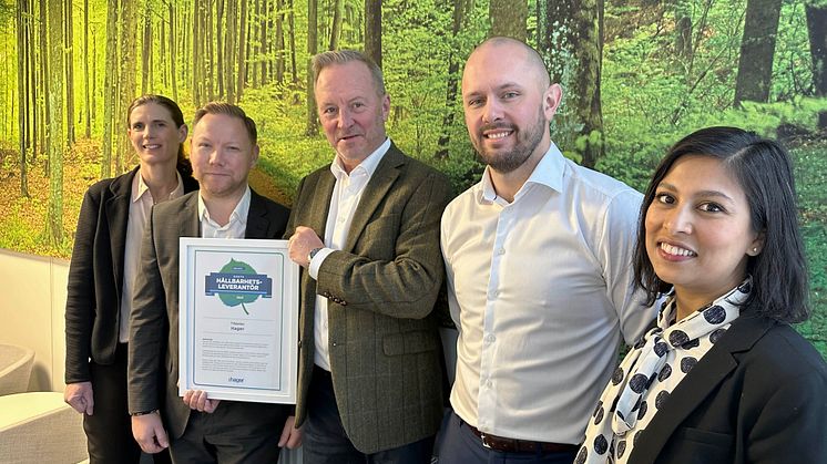 Från vänster: Anna Granlund, kvalitetschef, produkt på Rexel, Peter Högberg De Rosso, vice vd på Hager, Leif Hallén, vd på Hager, Johan Sundvall, hållbarhetsansvarig på Hager och Humaira Baneryd, hållbarhetschef på Rexel.