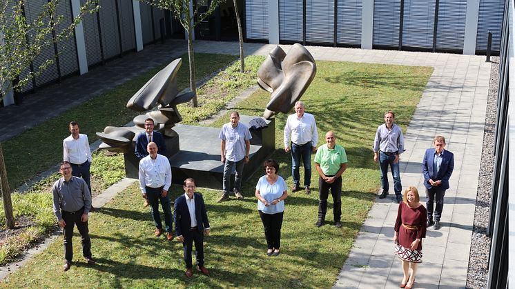 Gemeindevertreter, Bayernwerk-Mitarbeiter und Wissenschaftler vom IfE beim Abschlusstreffen des Energieeffizienznetzwerks Ostbayern.