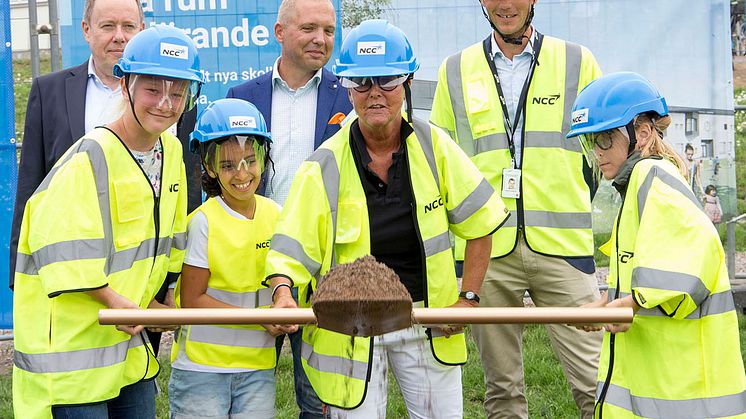 Första spadtaget för Laröds skolas helt nya skollokaler i Helsingborg 16 augusti 2018
