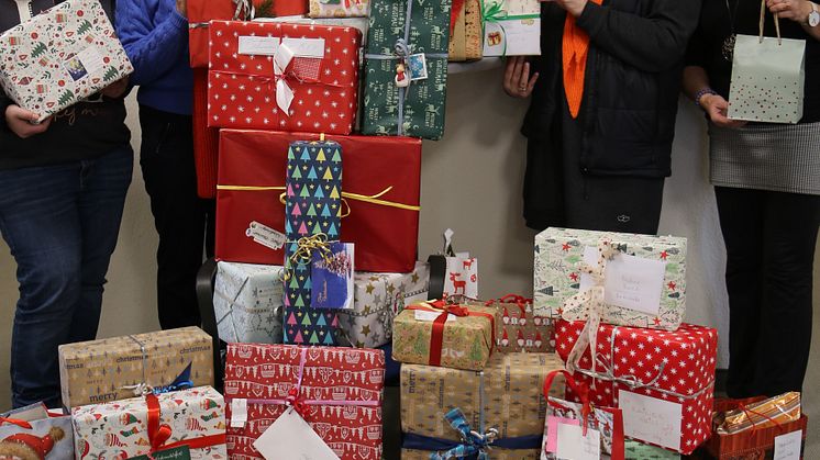 Bei der Übergabe der Geschenke für die Menschen in den Einrichtungen Hephatas. Die Namen von links nach rechts lesen Sie am Ende des Beitrags. 