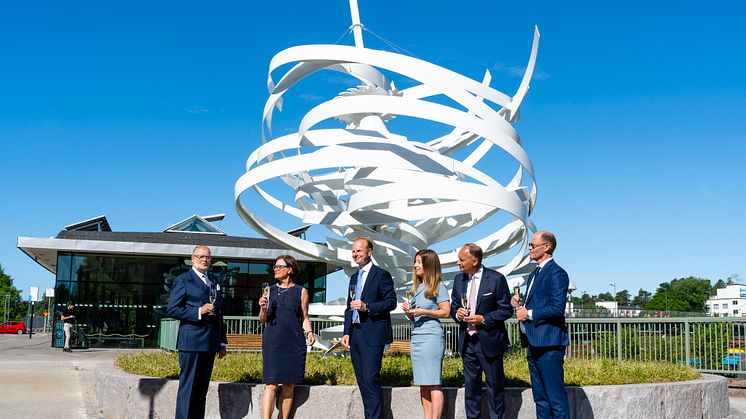 Representanter från Skulpturstaden Borås vid avtäckningen av skulpturen Devil Whirls av konstnären Alice Aycock i samband med Borås 400-årsjubileum 2021.